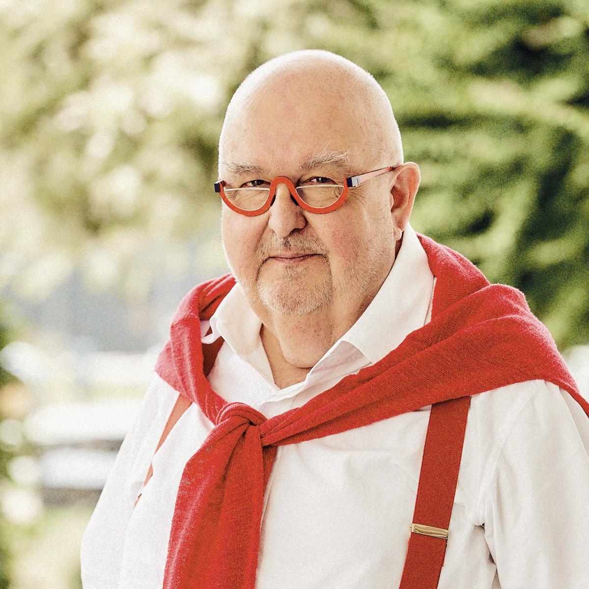 Der Epithetiker Falk Dehnbostel steht vor einem verschwommenen Hintergrund.