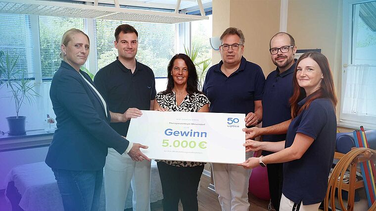 Das Team des Therapiezentrum Wesendorf bei der Gewinnübergabe