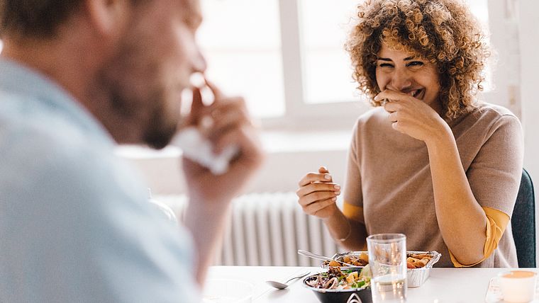 zwei Kollegen beim Mittagessen