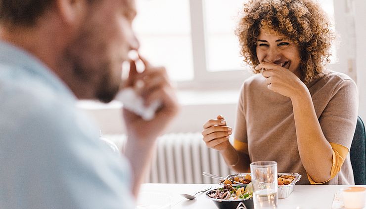 zwei Kollegen beim Mittagessen