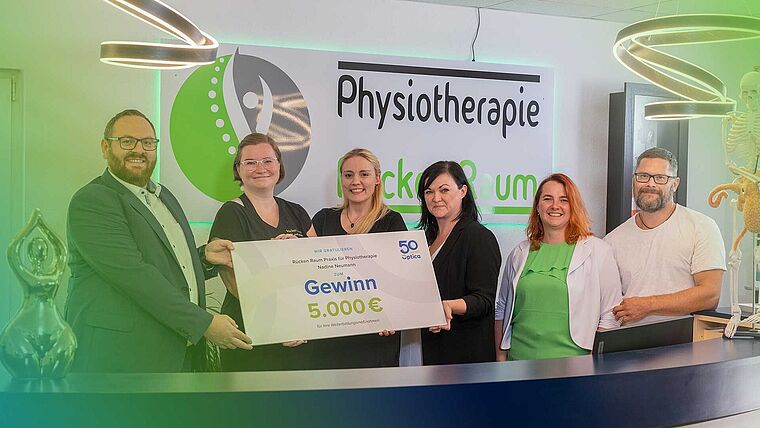Das RückenRaum Team bei der Gewinnübergabe
