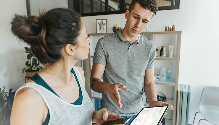 Therapeut und Patientin diskutieren über Termine