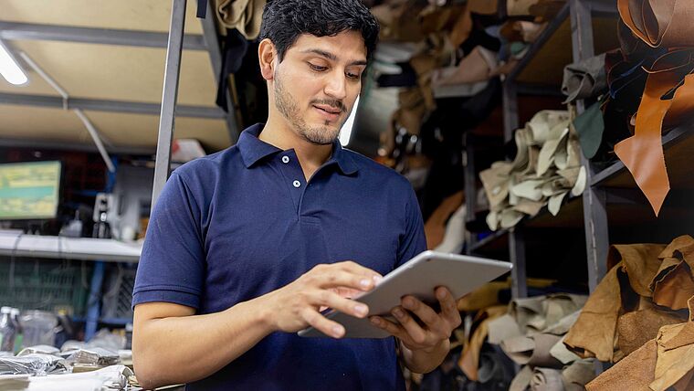 Orthopädieschuhtechniker prüft eine eVerordnung auf dem Tablet