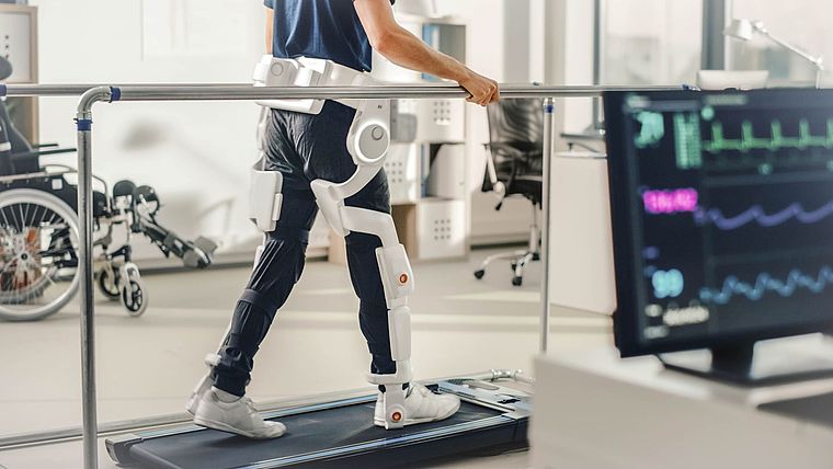 Optica Wissenswert: Patient mit Exoskelett auf Laufband