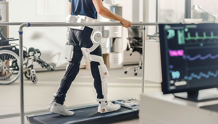 Optica Wissenswert: Patient mit Exoskelett auf Laufband
