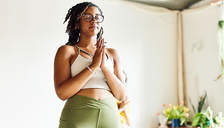 Patientin macht Yoga in Physiotherapiepraxis