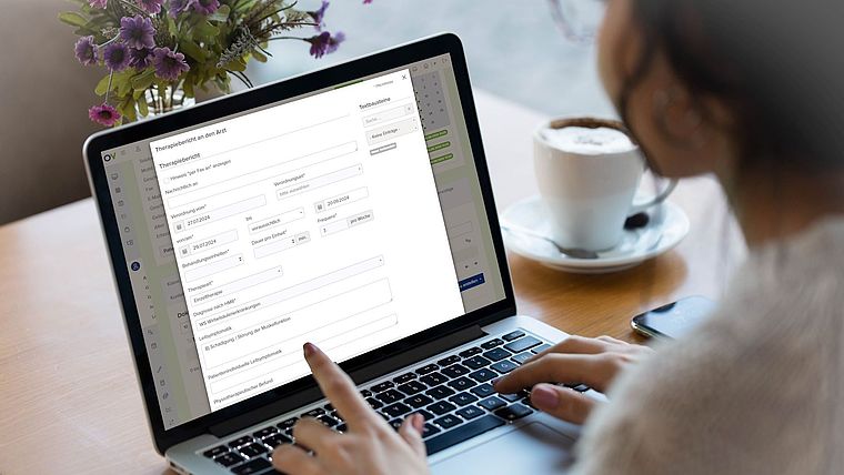 Person am Laptop schreibt einen Therapiebericht in Optica Viva