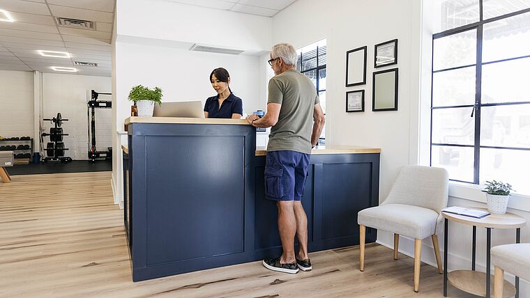 Empfangstheke einer Physiotherapie-Praxis