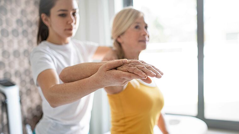 Therapeutin behandlet Patientin an der Schulter
