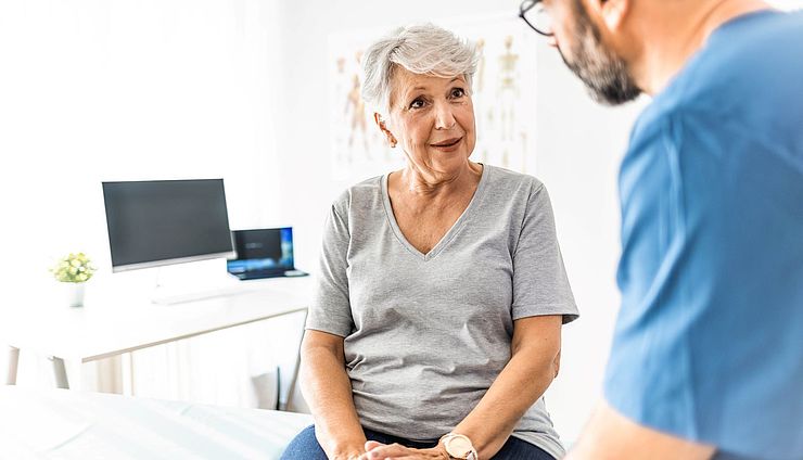 Physiotherapeut im Feedbackgespräch
