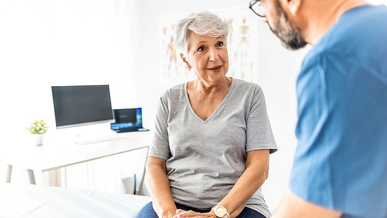 Physiotherapeut im Feedbackgespräch