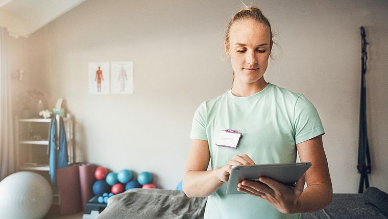Therapeutin arbeitet auf Ihrem Tablet