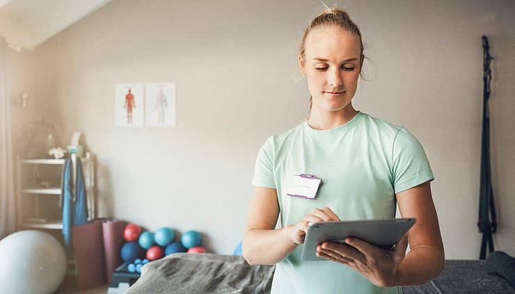 Therapeutin arbeitet auf Ihrem Tablet