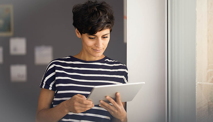 Junge Therapeutin überprüft etwas am Tablet