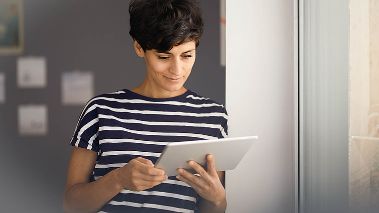 Junge Therapeutin überprüft etwas am Tablet