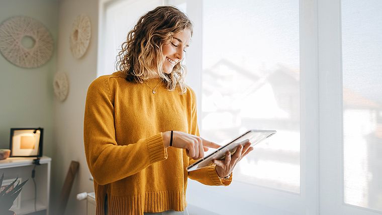 Junge Frau mit Tablet
