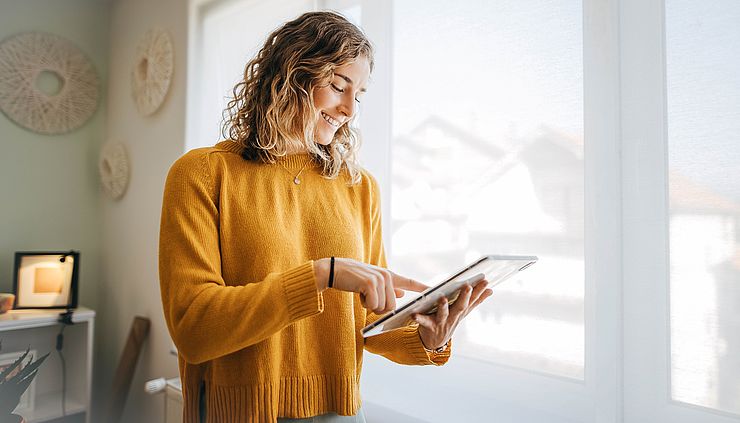 Junge Frau mit Tablet