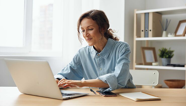 Physiotherapeutin arbeitet am Laptop und füllt dort möglicherweise einen TI-Erstattungsantrag aus