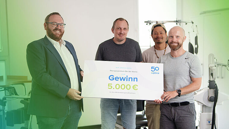 Gewinnübergabe: Christian Werzinger und das Team des Therapiezentrums bei der Arena
