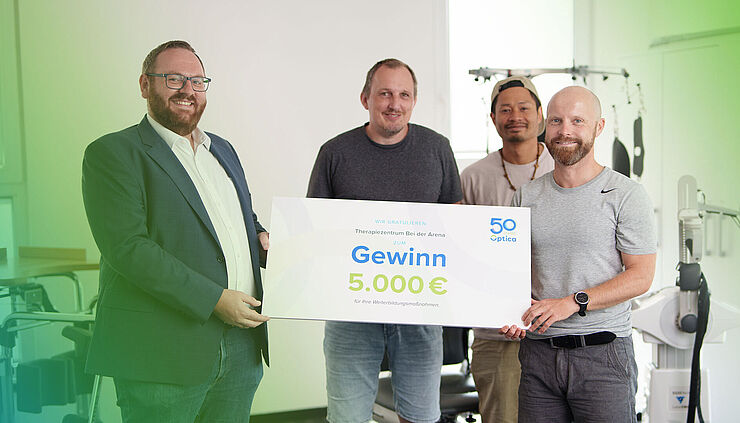 Gewinnübergabe: Christian Werzinger und das Team des Therapiezentrums bei der Arena