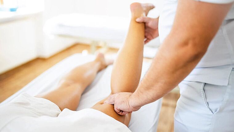 MLD 30 Physiotherapie Behandlung am Bein