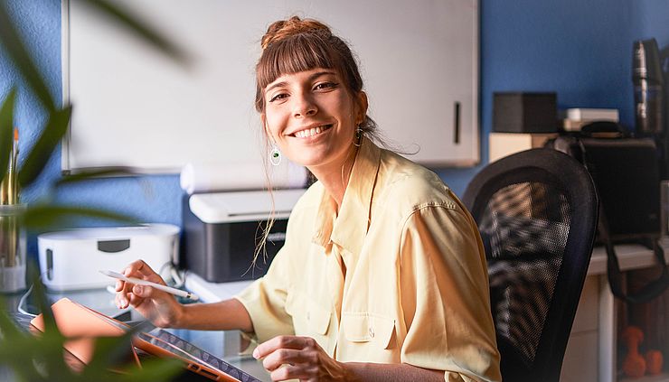 Junge Frau oder Studentin arbeitet am Tablet