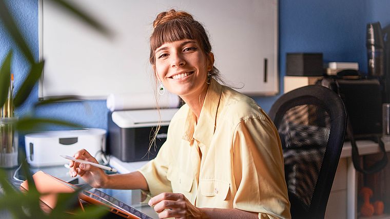 Junge Frau oder Studentin arbeitet am Tablet