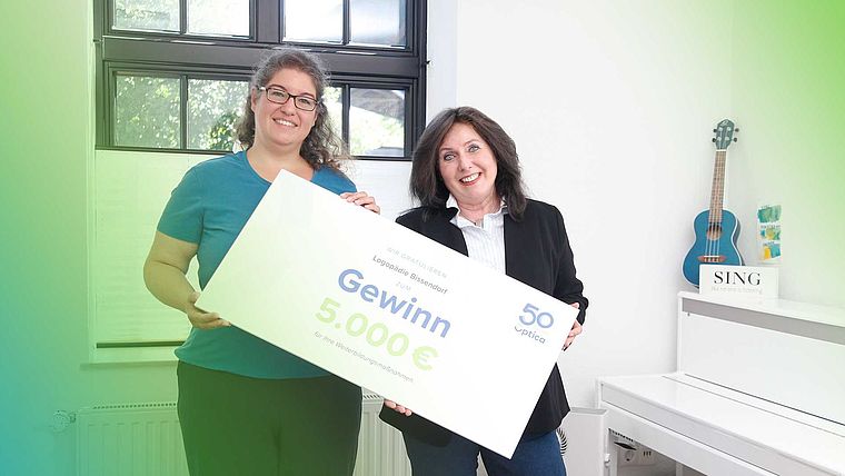 Birthe Sachsenröder und Angelika Mettlach mit einem symbolischen Gutschein über 5.000. Euro